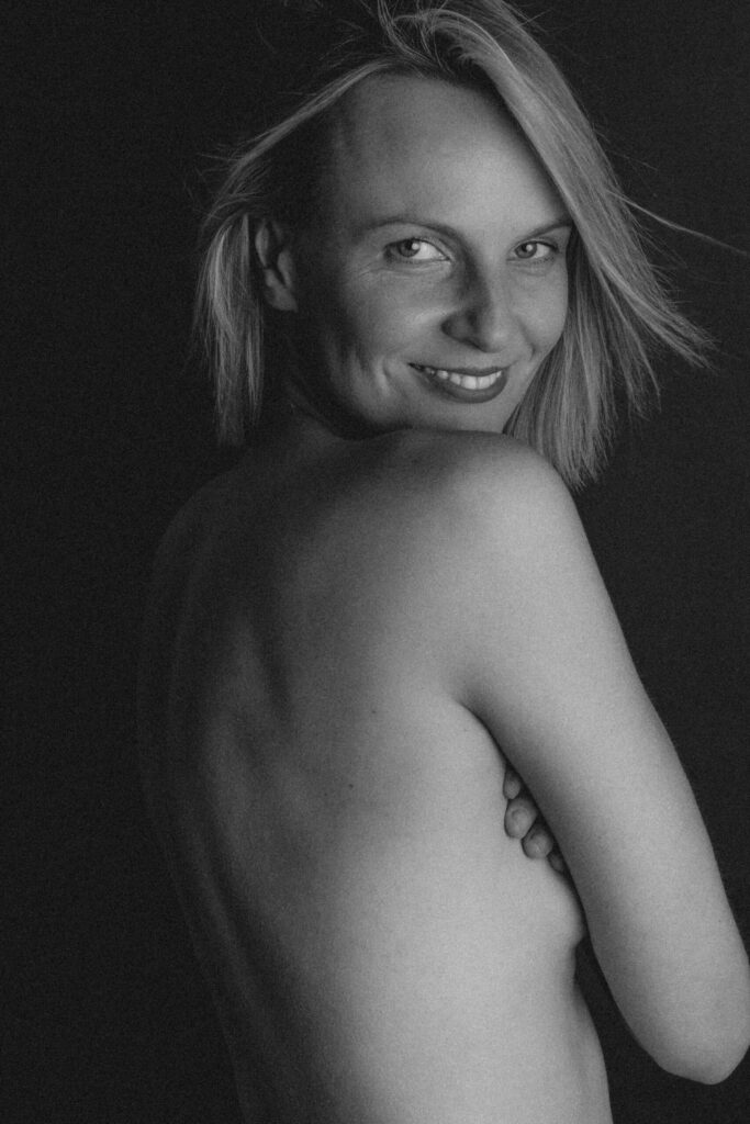 Sesja kobieca portret nago czarno biały